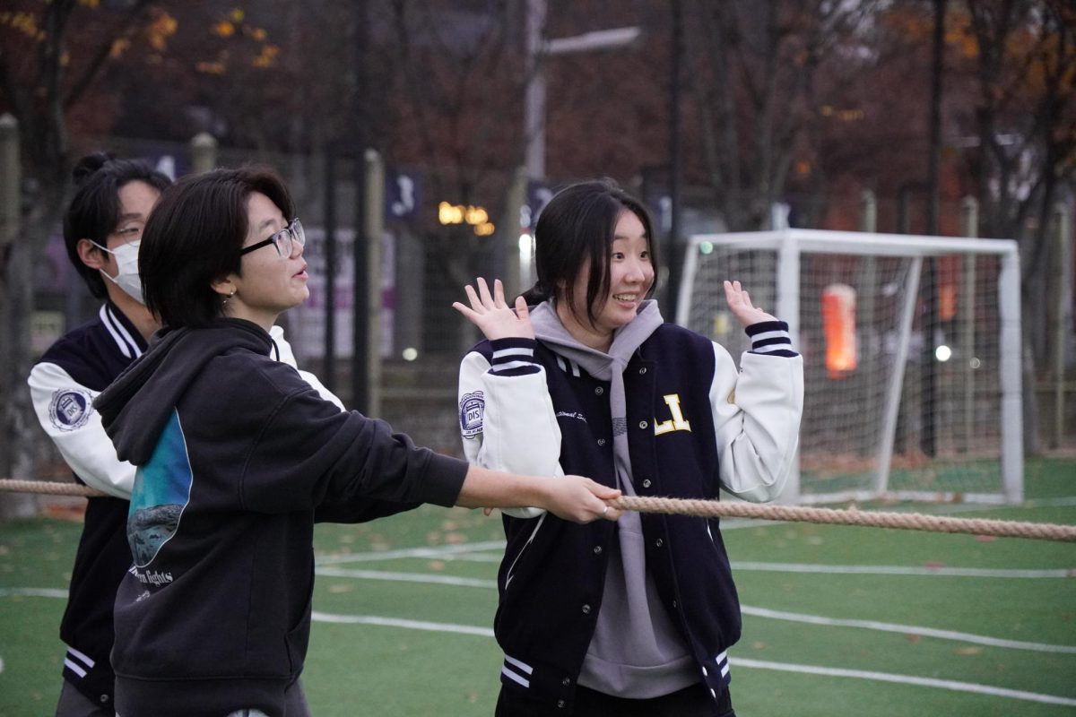 Seniors Minori Kojima and Lily Lee brace themselves for the preliminary round of tug-of-war. Their firm stance and quick laughs prove they weren’t sneaking a head start, despite the juniors’ playful accusations.
