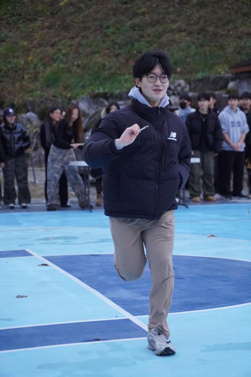 Sophomore Yeonhoo Park carries the bean with a nonchalant stature. His eyes lock onto the transition point as he closes in on another point for the 10th graders. 