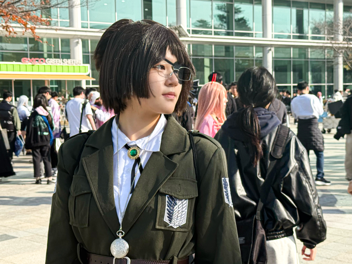 At an anime convention packed with people, I dressed up as Hange Zoë from Attack on Titan. Although cosplay entails high spending and long preparation, the rush of gratification overrides the cons. 