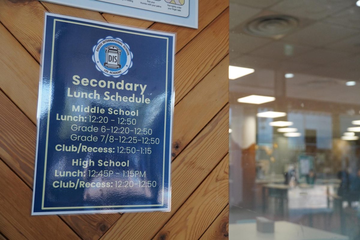 A newly posted lunch schedule outlines updated entry times for middle and high school students. The changes aim to clarify lunch and club periods across secondary grades. 