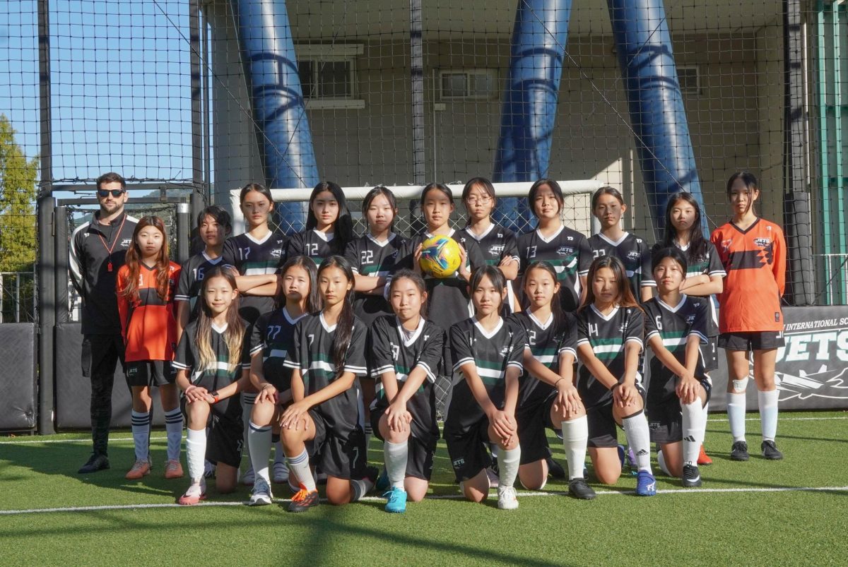 The middle school girls’ soccer team looks ahead to the upcoming season with a focused and professional mindset. Aiming to build on past success, the crew prepares to deliver their strongest performance yet as they step on to the field.