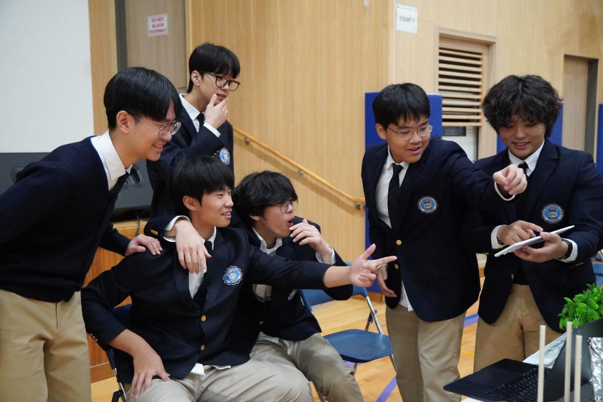 Sophomores CJ Park and junior Yujun Piao present their project to a cohort of fellow participants. Their confident explanations and engaged gestures reflect strong teamwork and chemistry, allowing them to secure their second SKAIS title in two consecutive years. 