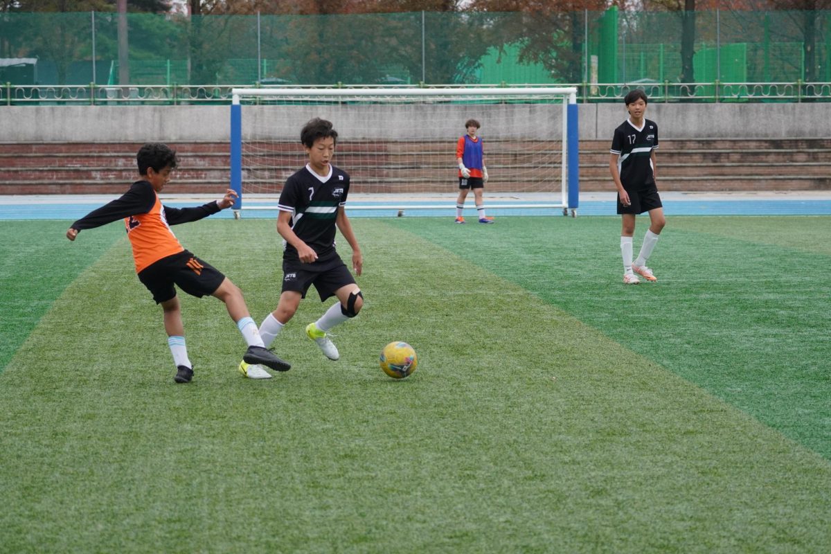 Midfielder Sean Kim (7) quickly shifts right to break free from the GIFS defender’s pressure. Afterwards, he shields the ball with precise footwork, reflecting the team’s work in training. 