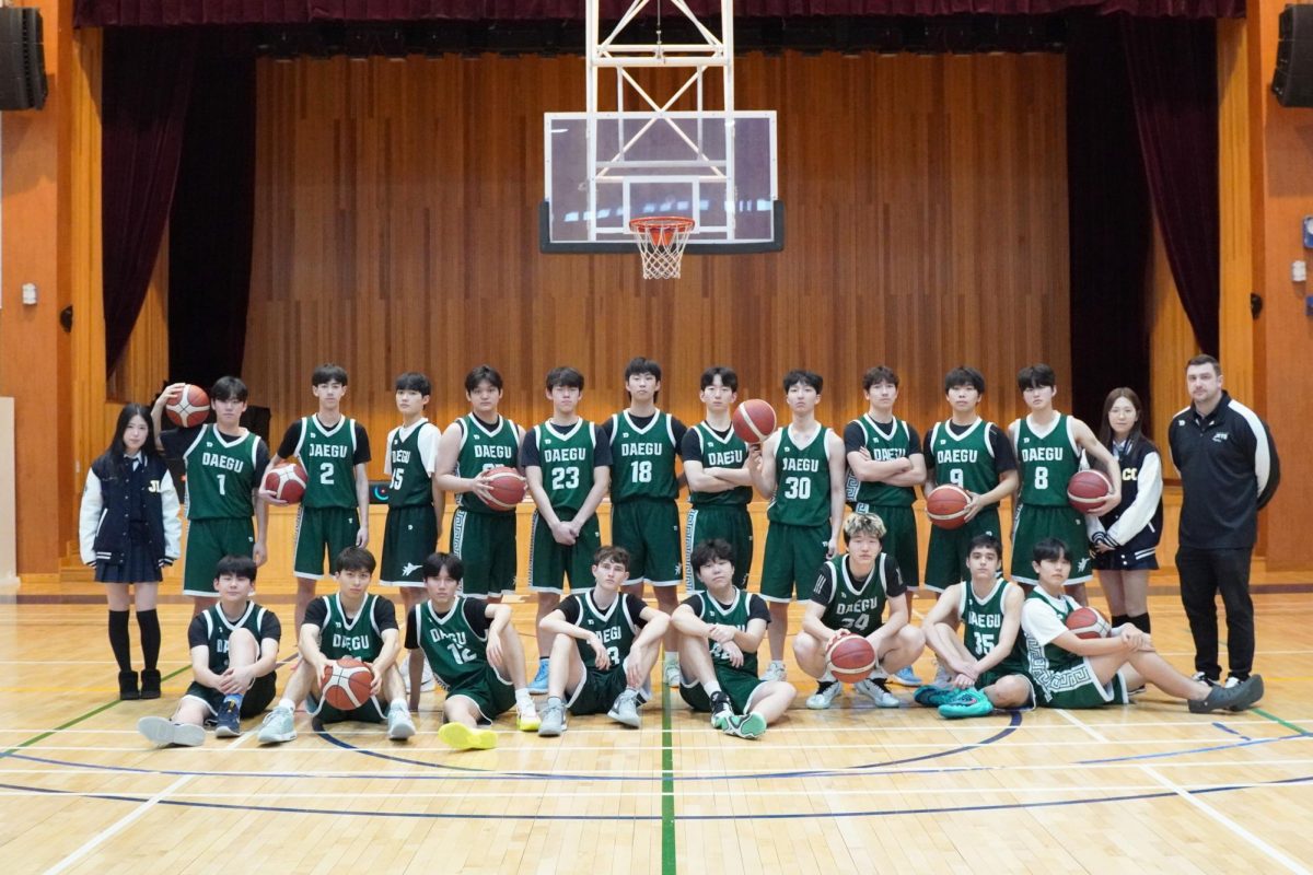 The 25-26 boys’ basketball team features 19 athletes, locked in to dominate the court. Both varsity and junior varsity squads include players from freshmen to seniors. 