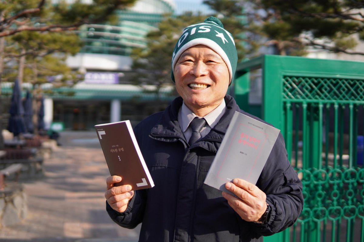 Security guard Yoon boasts his poetry anthologies, titled “Intense Resonance,” and “To think water stains are tadpoles.” The anthologies won the Planning Perspectives 47th Contest.