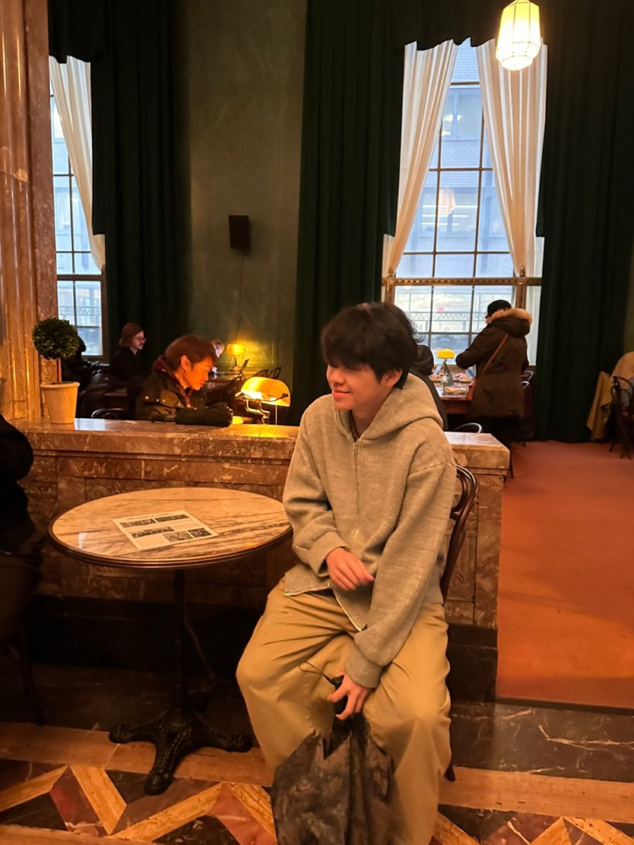 After recovering from the bicycle accident, Kim makes the most of his freedom with his family at a 100-year-old cafe in New York. Now recovered, he travels from Georgia to NYC. 