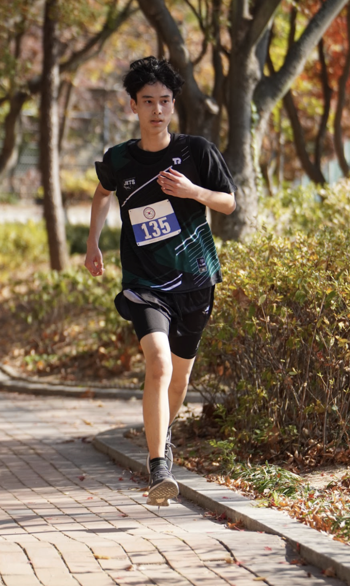 With the wind rushing past, sophomore Joseph Chambless attacks the sunbaked course, stride sharp and relentless. Locked in and undeterred, he drives forward with clear purpose.