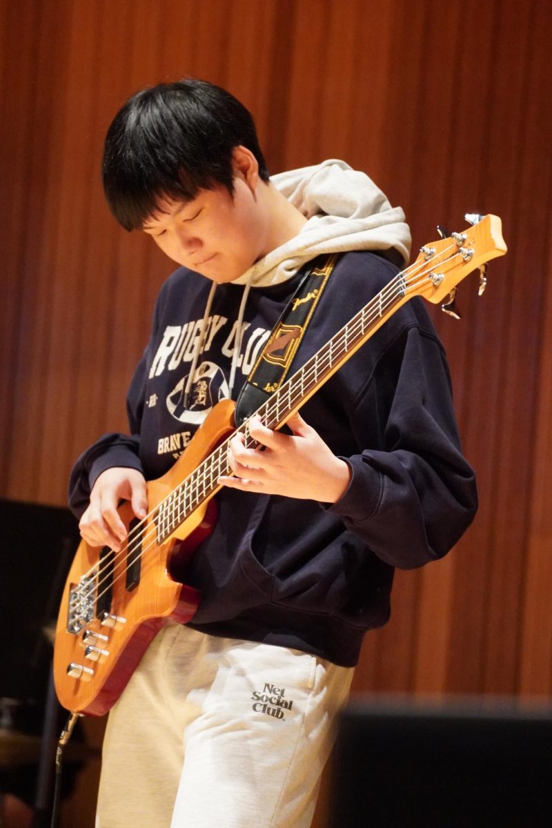 Sophomore Justin Huh closes his eyes, immersed in the soft tunes of “Let me Love my Youth” by Hanroro. The audience quiets down to hear the band’s melodic harmony.