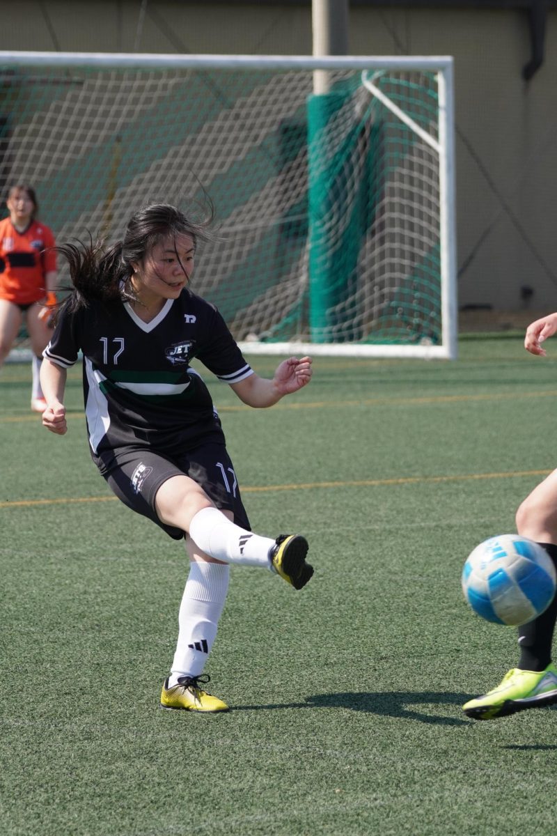 Apple Jun (17) clears the ball to half the DMHS’s offense. Her composure and defensive awareness elevates the Jets’ game.