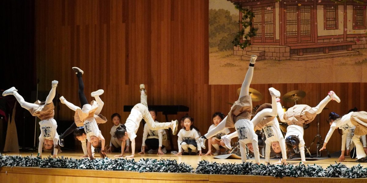 After a season of consistent practice, the Mini Jets team enthusiastically performs a series of cartwheels, twists and energetic movements. The girls give their all on stage, matching each move with high energy and strong synchronization.