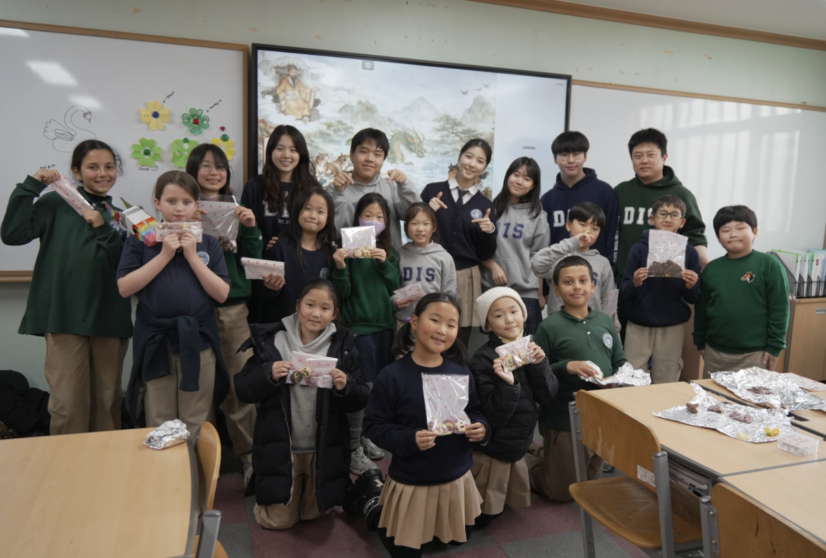 Participants gather to celebrate their learnings as they showcase their original cookies. Their finished designs highlight the creativity and excitement throughout the event. 