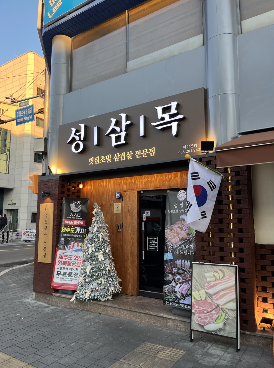  Seongsammok, with a Korean flag hanging off from the edge of their store, has a message praising the “patriots” of Korea. The restaurant sparked debate across the world after it implemented a “No-Chinese” policy last year. 