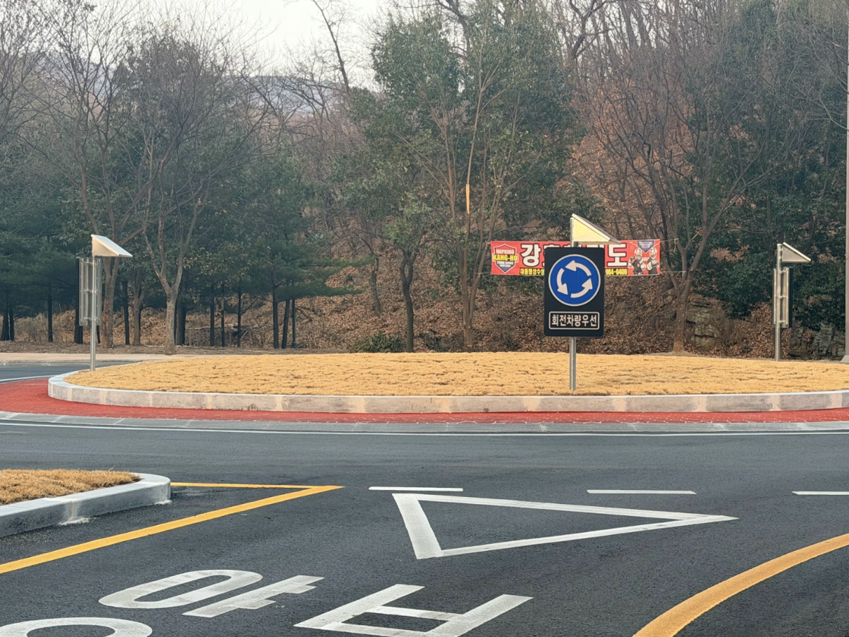 The new traffic circle on Palgong-ro 51-gil road no longer requires pedestrians to wait for traffic signals for a long time. This prevents accidents and provides crosswalks.