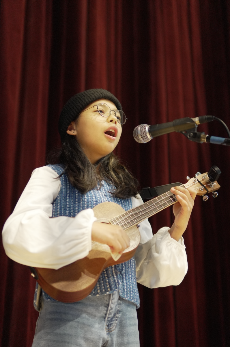 Third grader Shanvi Cha delivers a nostalgic ukulele performance pairing childhood melodies with a strong. Her confidence and clear vocals echo throughout the Jetnasium, capturing the audience’s attention.