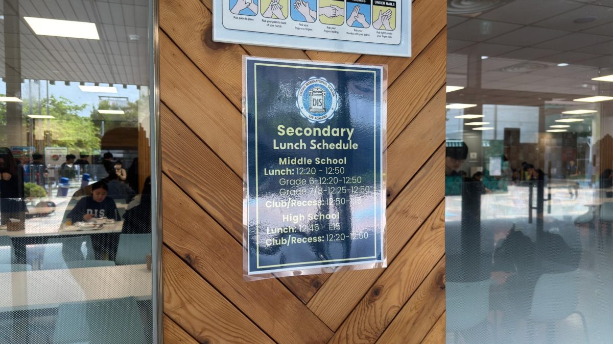 The current secondary lunch schedule clogs the lunch line as students rush toward the cafeteria at 12:50 after their lunch clubs end. Although students without lunch clubs can enter the cafeteria at 12:45, most students participate in lunch clubs, which overwhelms the lunch line at 12:50. 