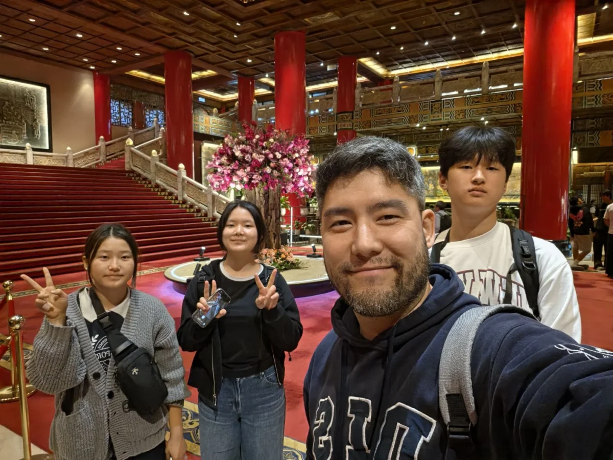 Eighth grade musicians and band director Mr. Hutchings assemble at the Grand Hotel Taipei during their stay. The space provides an opportunity to unwind and bond outside a packed schedule of rehearsals and performances. 