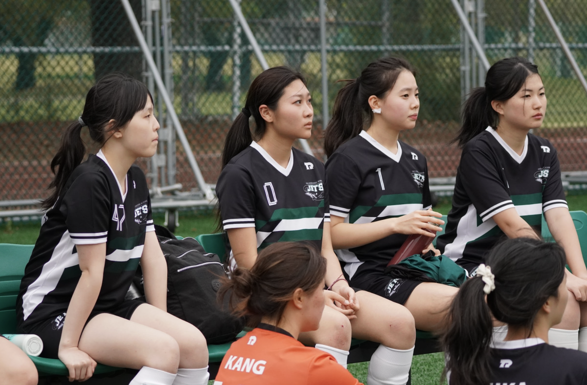 During timeout, the players revise strategies in response to the Warriors’ pressure. Despite a strong first-half push that secured the Warriors’ win, the match offered valuable lessons that they will carry into the upcoming KISAC and SKAIS competitions.