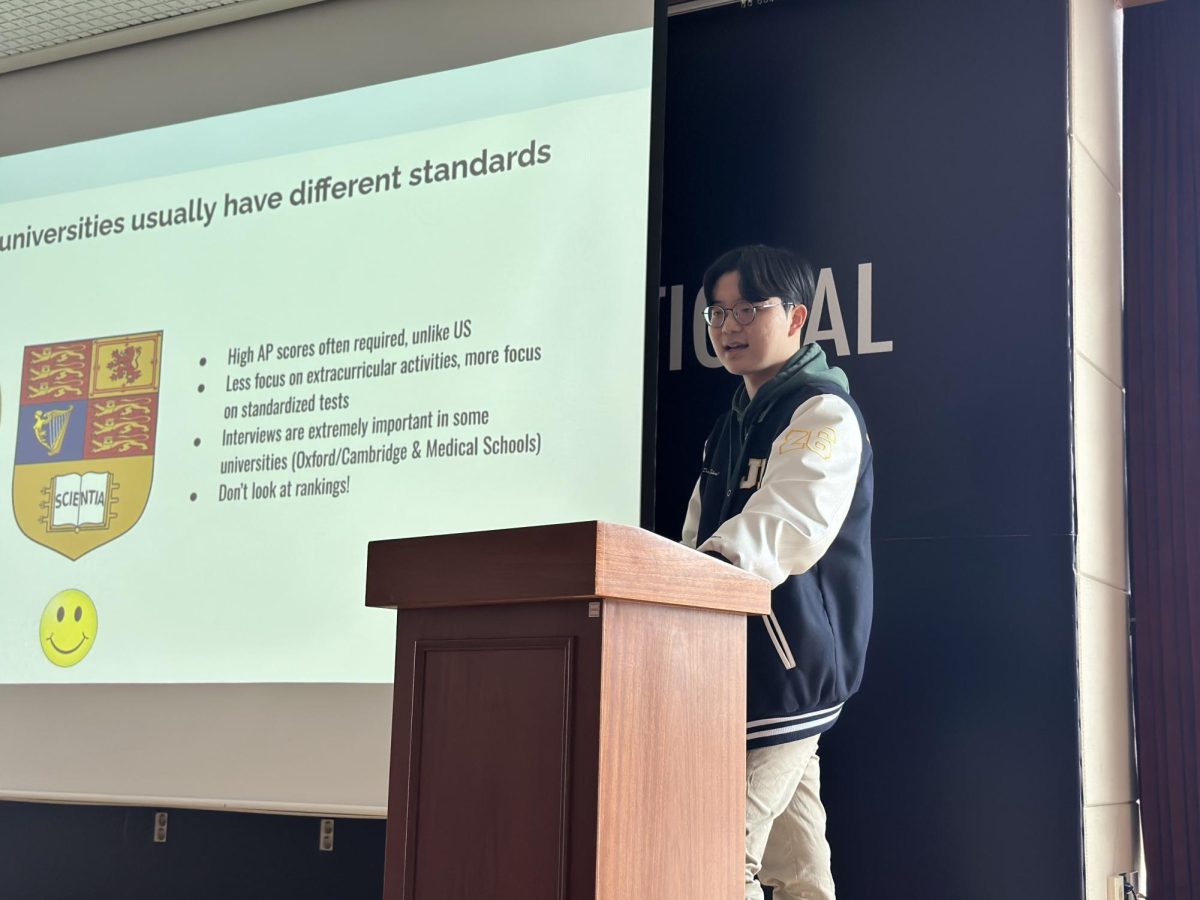  Senior Jerome Kwon delivers a witty remark during his spotlight session. He playfully calls out students as he makes comments on students’ “crowd behavior,” pointing out how freshman and sophomores often follow their peers in choosing various clubs and AP classes. 