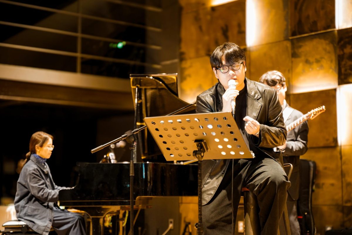 Vocalist Shim Sang Myeong pauses for a moment before leaning back into the melody, while pianist Lee Eunhae and guitarist Ju Byeong Guk move with ease beside him under the club’s warm amber lights.