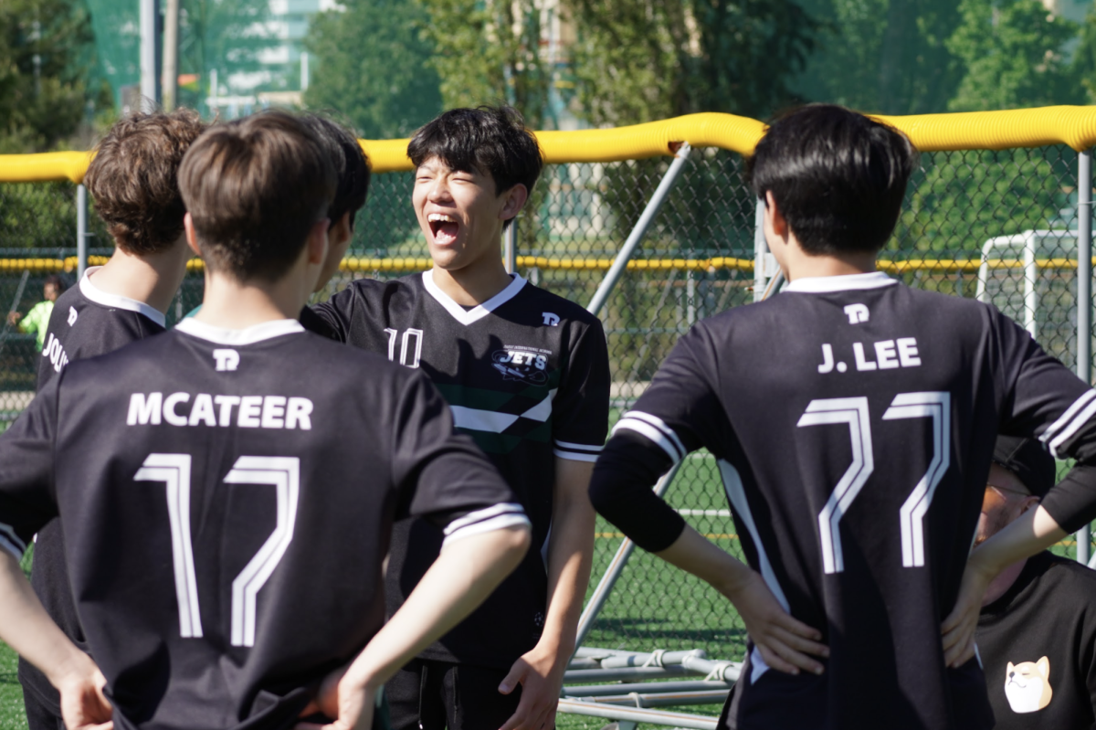 Before the match flares, Charlie Park (10) and his teammates joke around and mentally prepare to take the win. Their positive energy and communication allow them to smoothly execute their plays.