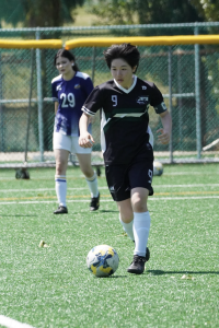 Senior captain Minori Kojima skillfully dribbles around her opponent and looks for open space. Kojima's precise passes and strong communication skills help unite the team and execute better teamwork.
