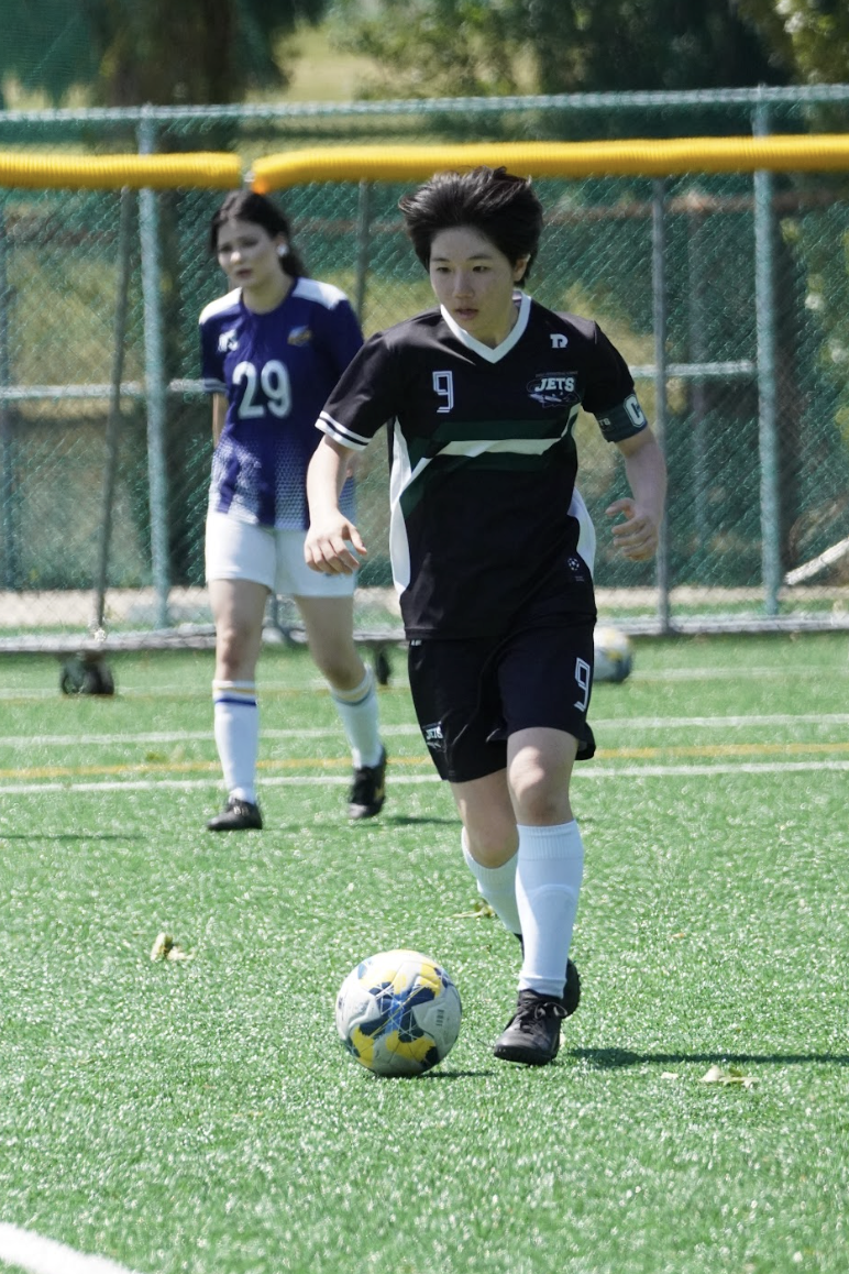 Senior captain Minori Kojima skillfully dribbles around her opponent and looks for open space. Kojima's precise passes and strong communication skills help unite the team and execute better teamwork.