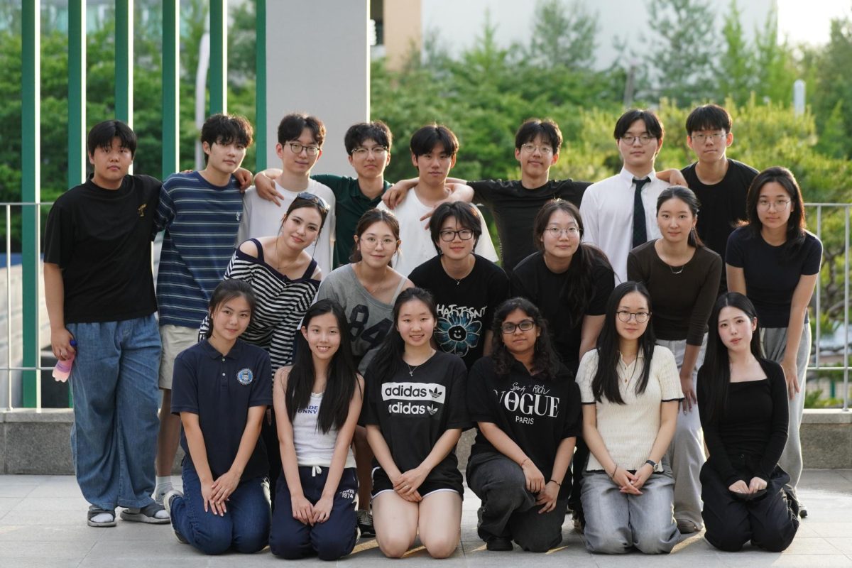 The class of 2026 gathers for a group photo as the sun sets behind the campus. The moment marked the closing chapter of the students’ high school journey at DIS.